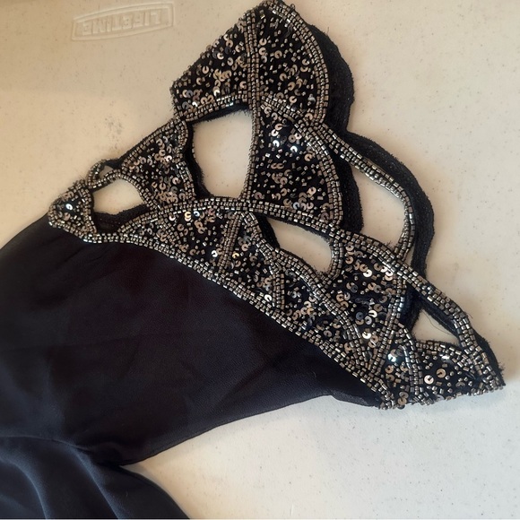 BKE BOUTIQUE - Beautiful Black Sheer Beaded Top. Front & Back V Neck SZ Small - Picture 4 of 11